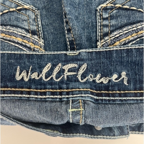 Wallflower Cuffed Hem Jean Shorts Size 3 Women's - Picture 2 of 5